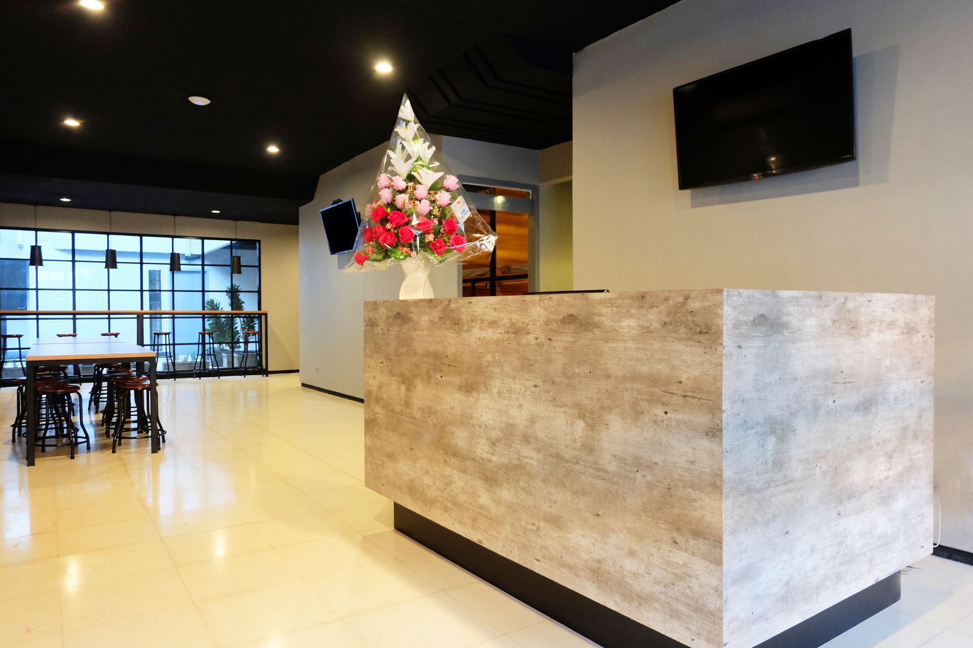 Livinn Hostel City Center Сурабая Екстериор снимка